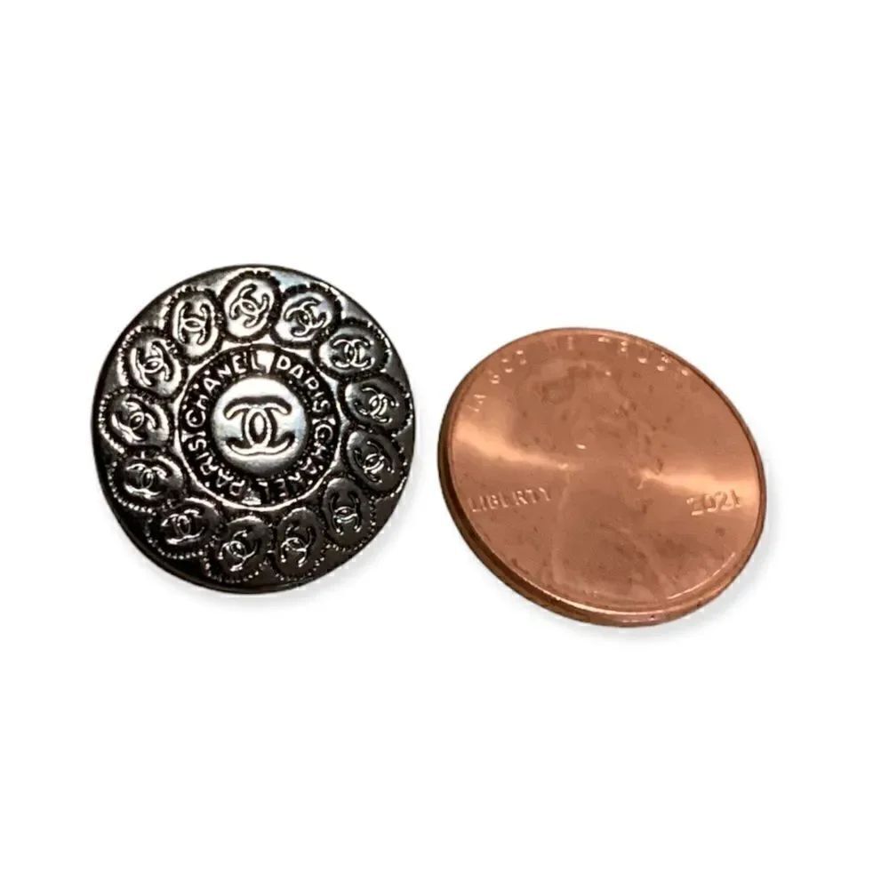 Two CHANEL interlocking CC Logo Rhodium Metal Buttons - Picture 5 of 6